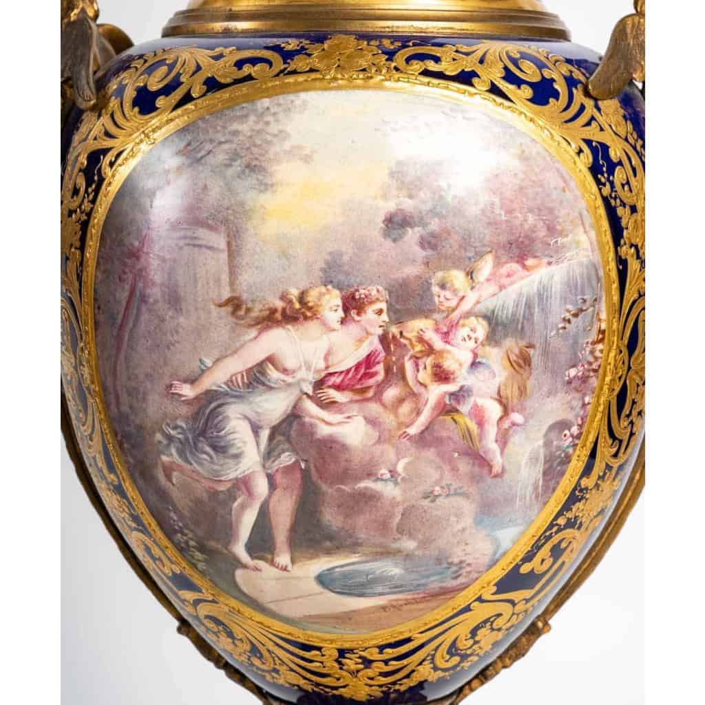 Paire de vases couverts en porcelaine de Sèvres , XIXème siècle | Biron Paire de vases couverts en porcelaine de Sèvres , XIXème siècle