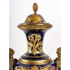 Paire de vases couverts en porcelaine de Sèvres , XIXème siècle | Biron Paire de vases couverts en porcelaine de Sèvres , XIXème siècle