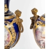 Paire de vases couverts en porcelaine de Sèvres , XIXème siècle | Biron Paire de vases couverts en porcelaine de Sèvres , XIXème siècle
