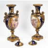 Paire de vases couverts en porcelaine de Sèvres , XIXème siècle | Biron Paire de vases couverts en porcelaine de Sèvres , XIXème siècle