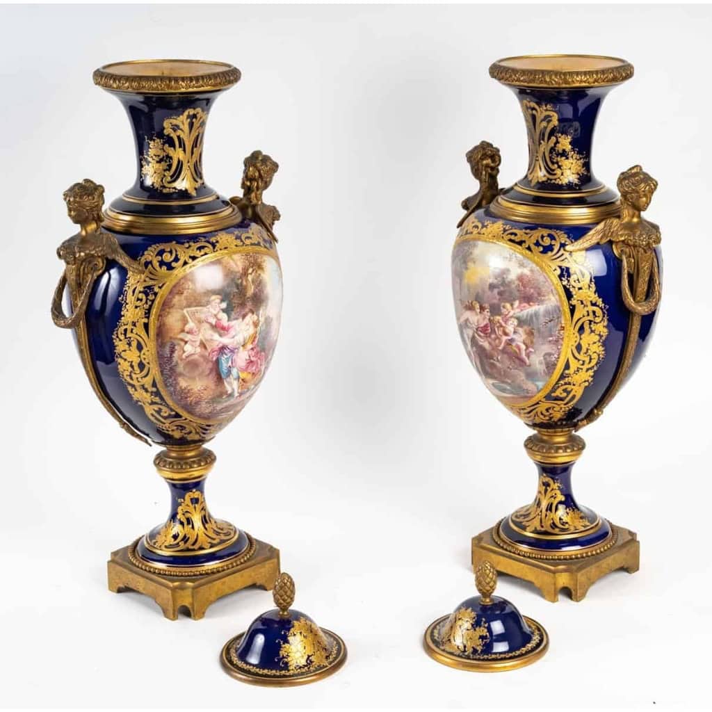 Paire de vases couverts en porcelaine de Sèvres , XIXème siècle | Biron Paire de vases couverts en porcelaine de Sèvres , XIXème siècle
