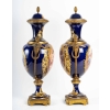 Paire de vases couverts en porcelaine de Sèvres , XIXème siècle | Biron Paire de vases couverts en porcelaine de Sèvres , XIXème siècle