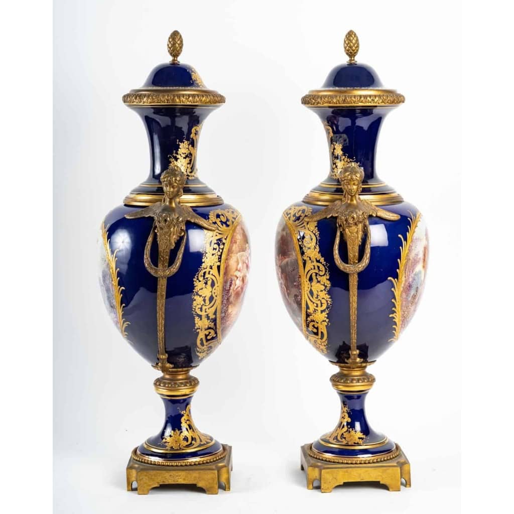 Paire de vases couverts en porcelaine de Sèvres , XIXème siècle | Biron Paire de vases couverts en porcelaine de Sèvres , XIXème siècle