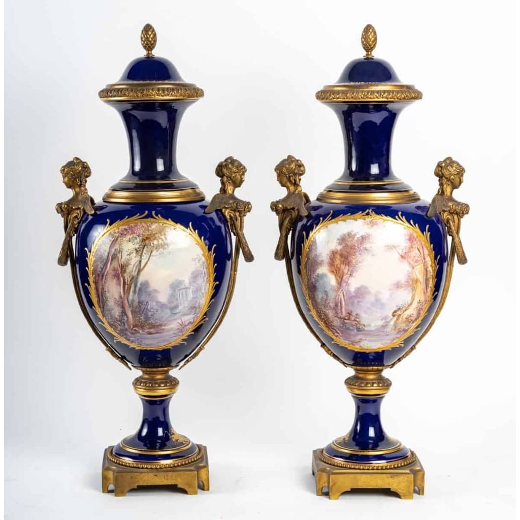 Paire de vases couverts en porcelaine de Sèvres , XIXème siècle | Biron Paire de vases couverts en porcelaine de Sèvres , XIXème siècle