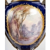 Paire de vases couverts en porcelaine de Sèvres , XIXème siècle | Biron Paire de vases couverts en porcelaine de Sèvres , XIXème siècle
