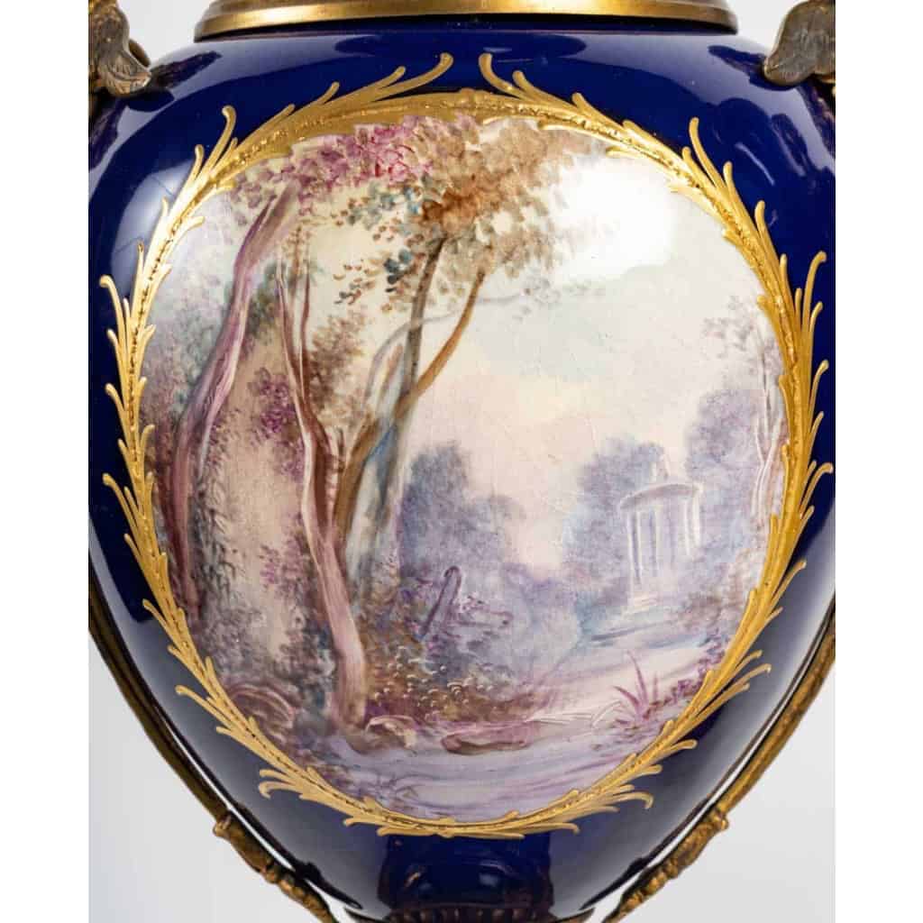 Paire de vases couverts en porcelaine de Sèvres , XIXème siècle | Biron Paire de vases couverts en porcelaine de Sèvres , XIXème siècle
