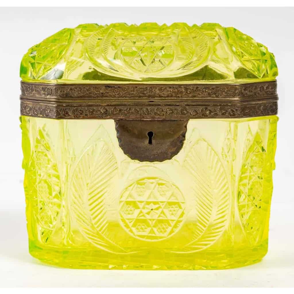 Rare coffre de bohème en opaline jaune (1840-1860) | Biron |||||||||