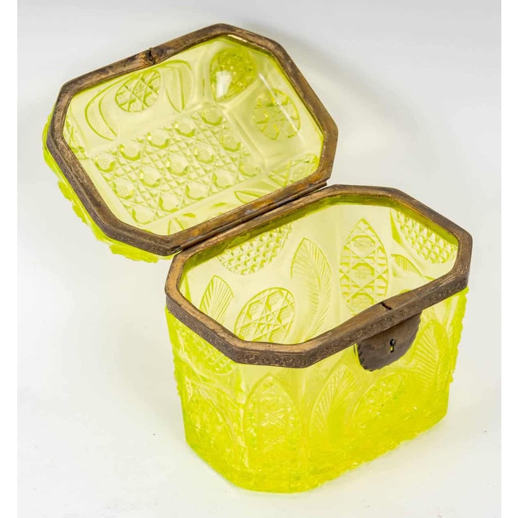 Rare coffre de bohème en opaline jaune (1840-1860) | Biron Rare coffre de bohème en opaline jaune (1840-1860)