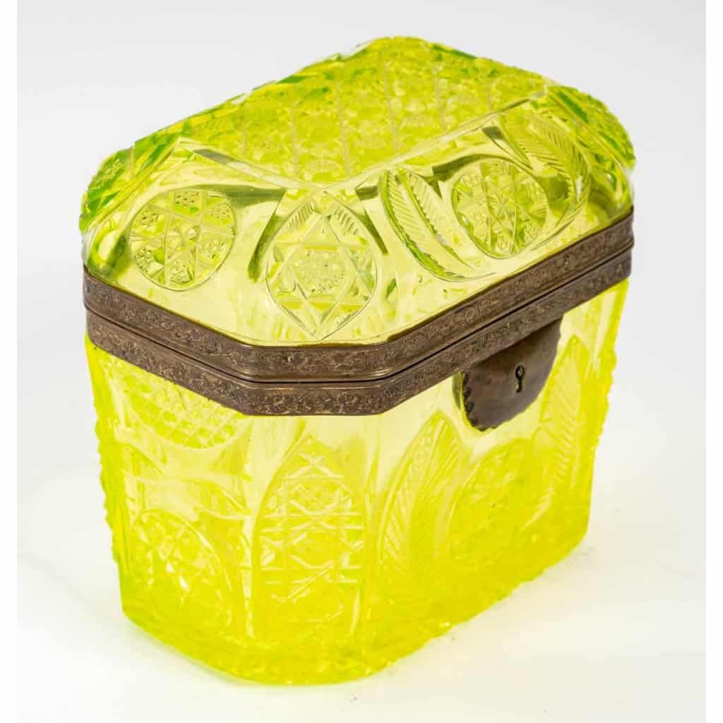 Rare coffre de bohème en opaline jaune (1840-1860) | Biron Rare coffre de bohème en opaline jaune (1840-1860)