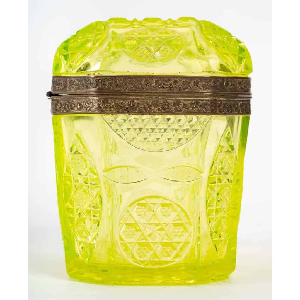 Rare coffre de bohème en opaline jaune (1840-1860) | Biron Rare coffre de bohème en opaline jaune (1840-1860)