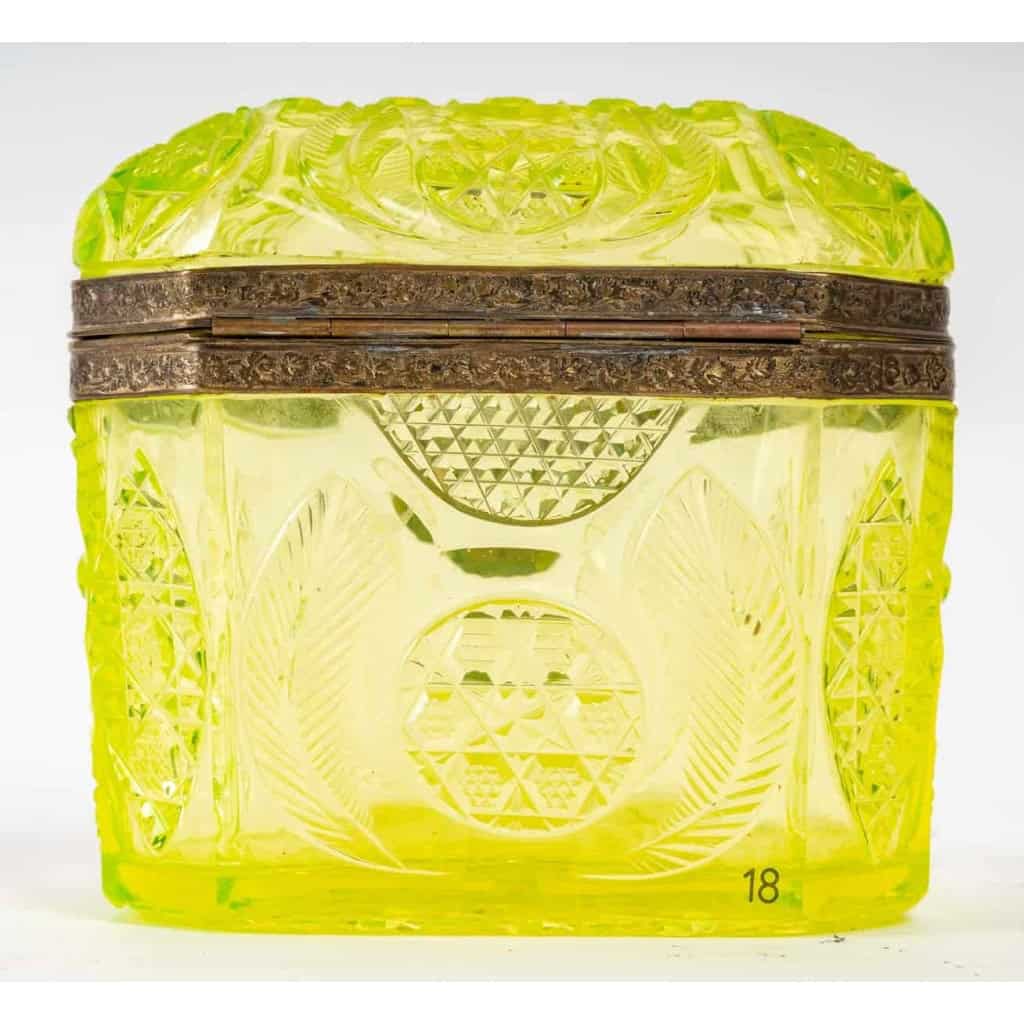 Rare coffre de bohème en opaline jaune (1840-1860) | Biron Rare coffre de bohème en opaline jaune (1840-1860)