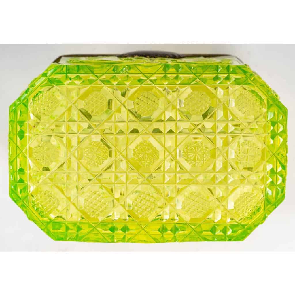 Rare coffre de bohème en opaline jaune (1840-1860) | Biron Rare coffre de bohème en opaline jaune (1840-1860)
