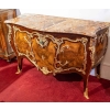 Une commode de style louis XV