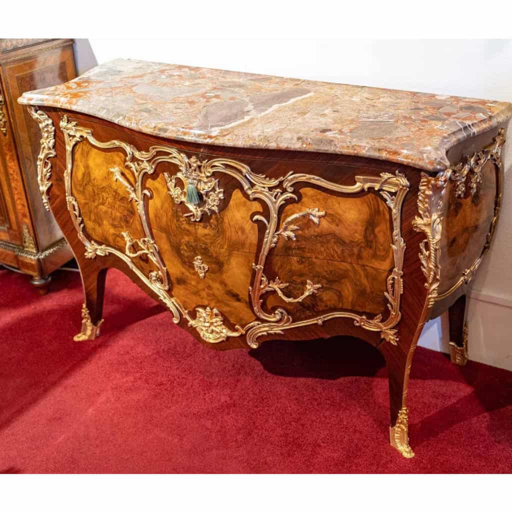 Une commode de style louis XV