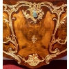 Une commode de style louis XV
