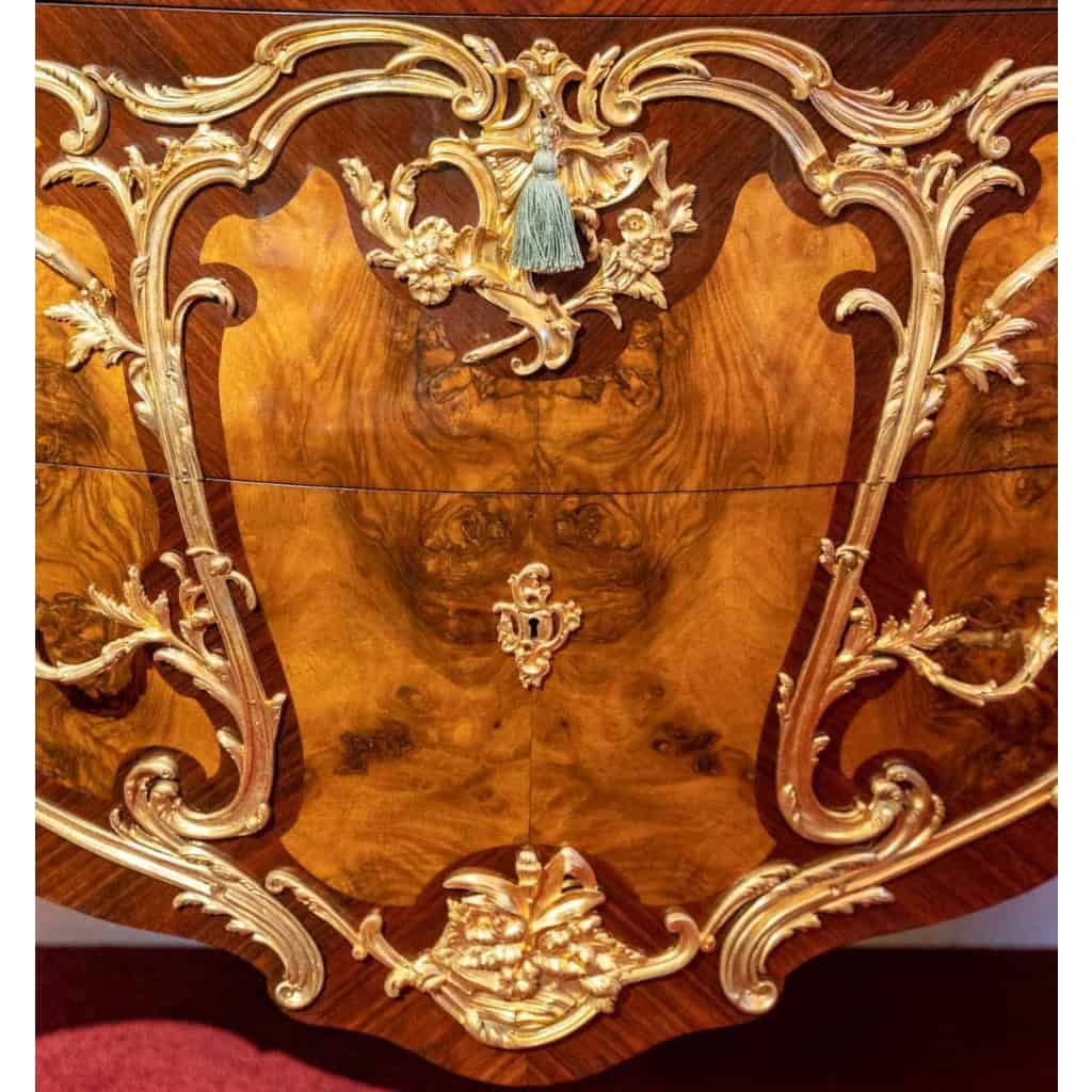 Une commode de style louis XV