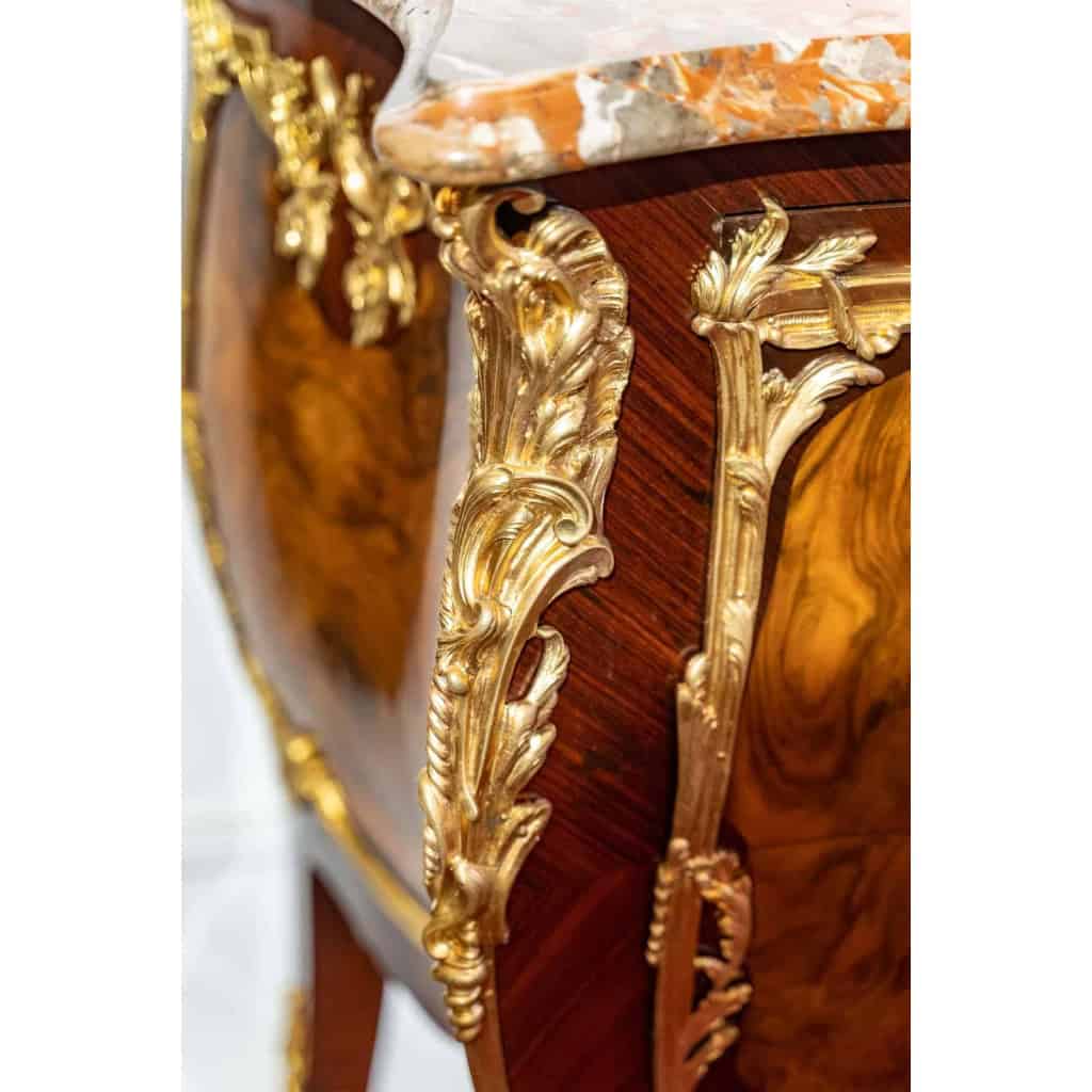 Une commode de style louis XV
