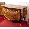 Une commode de style louis XV