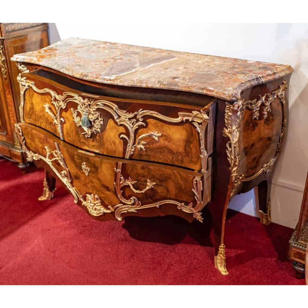 Une commode de style louis XV