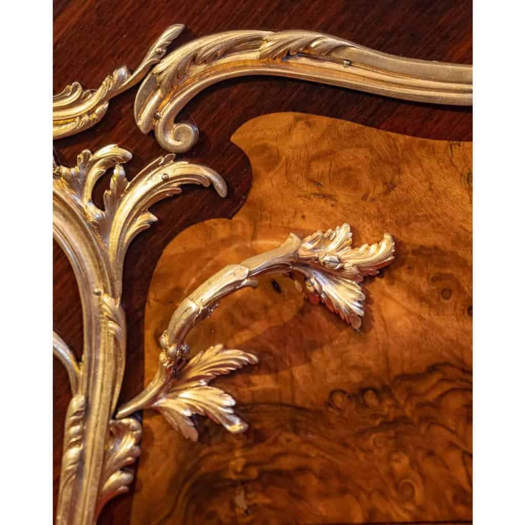 Une commode de style louis XV