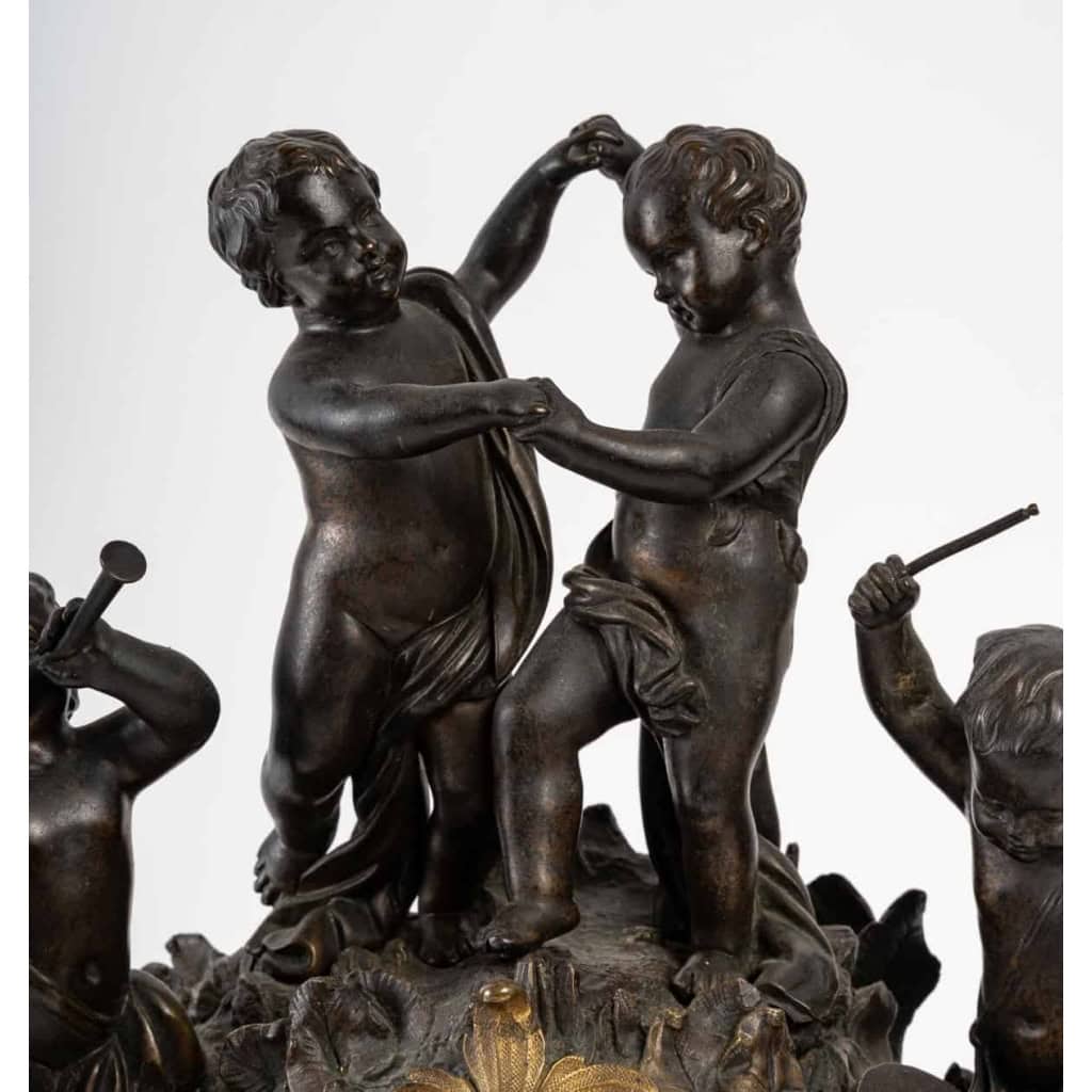 Pendule en bronze doré et patine. XIXème siècle | Biron Pendule en bronze doré et patine. XIXème siècle