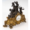 Pendule en bronze doré et patine. XIXème siècle | Biron Pendule en bronze doré et patine. XIXème siècle