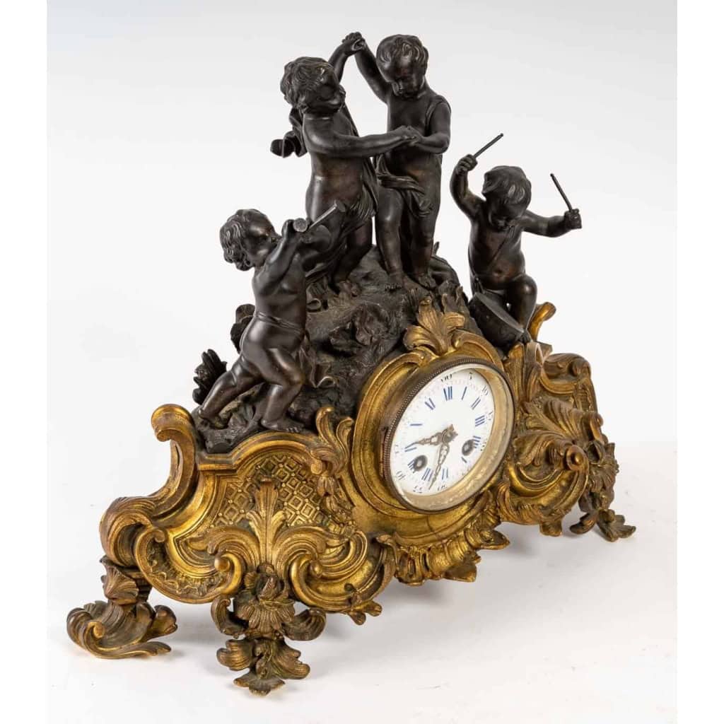 Pendule en bronze doré et patine. XIXème siècle | Biron Pendule en bronze doré et patine. XIXème siècle