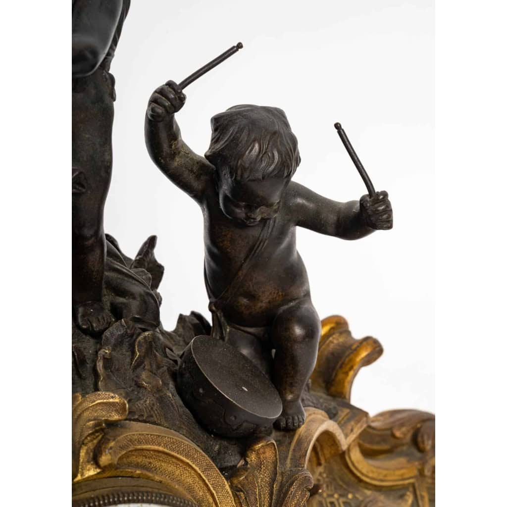 Pendule en bronze doré et patine. XIXème siècle | Biron Pendule en bronze doré et patine. XIXème siècle