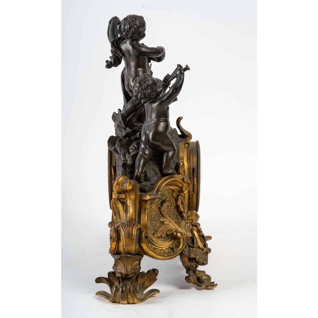 Pendule en bronze doré et patine. XIXème siècle | Biron Pendule en bronze doré et patine. XIXème siècle