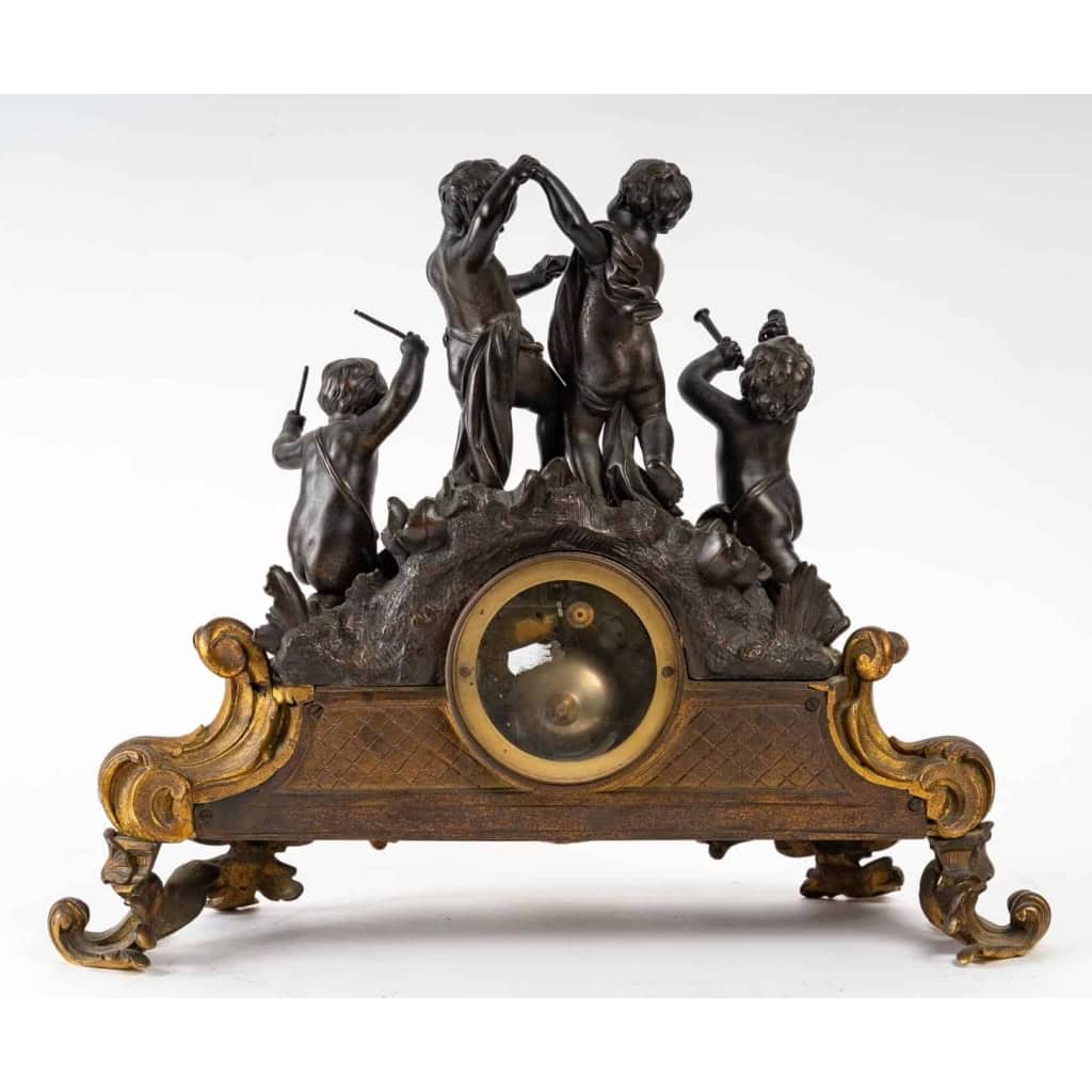 Pendule en bronze doré et patine. XIXème siècle | Biron Pendule en bronze doré et patine. XIXème siècle