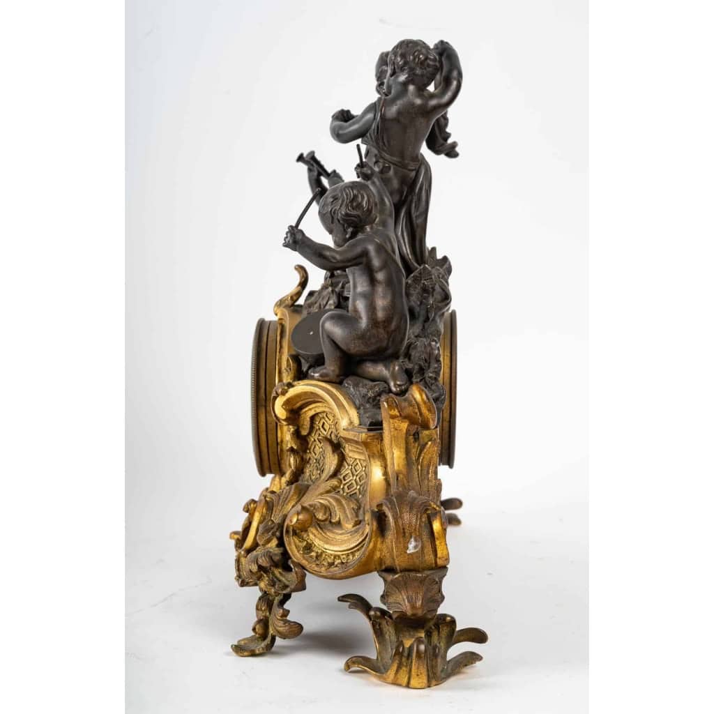 Pendule en bronze doré et patine. XIXème siècle | Biron Pendule en bronze doré et patine. XIXème siècle
