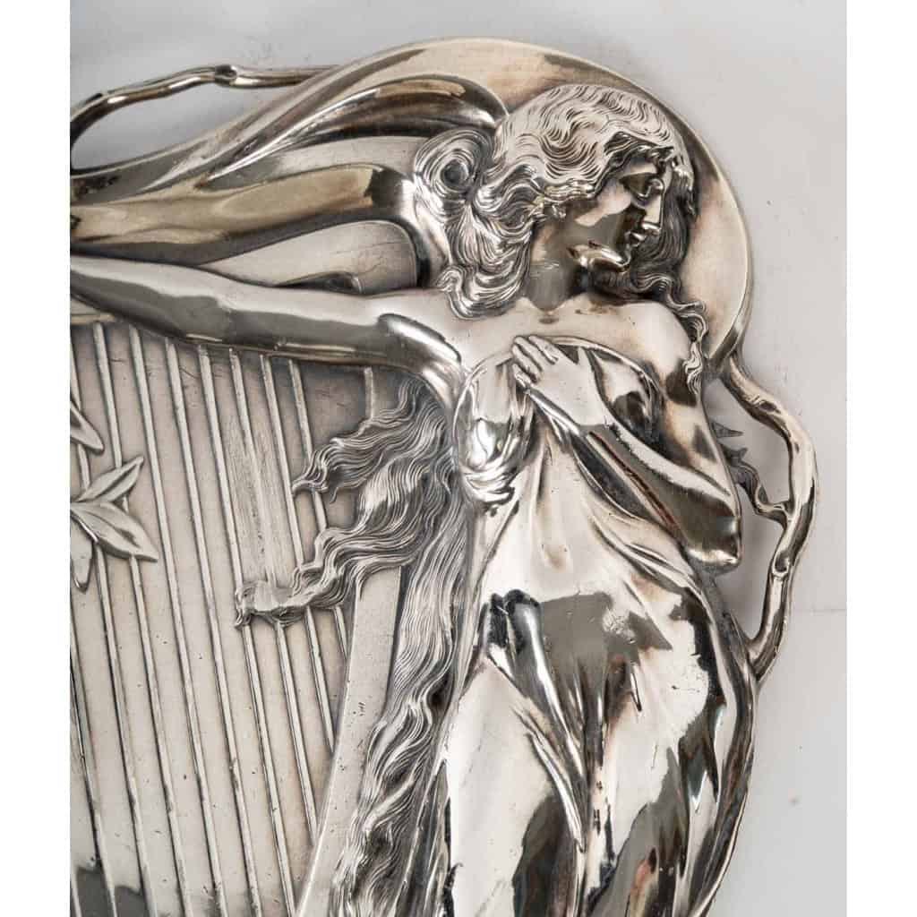 2 assiettes en métal argenté, 1900