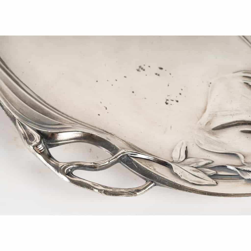 2 assiettes en métal argenté, 1900