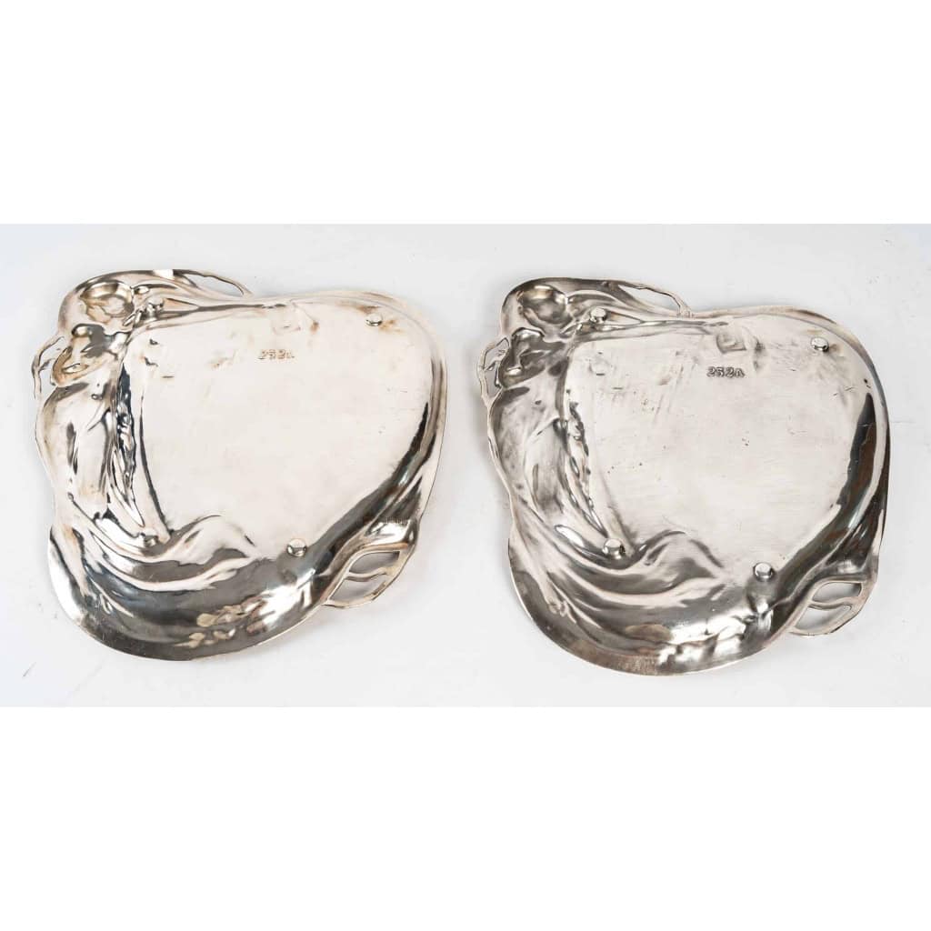 2 assiettes en métal argenté, 1900