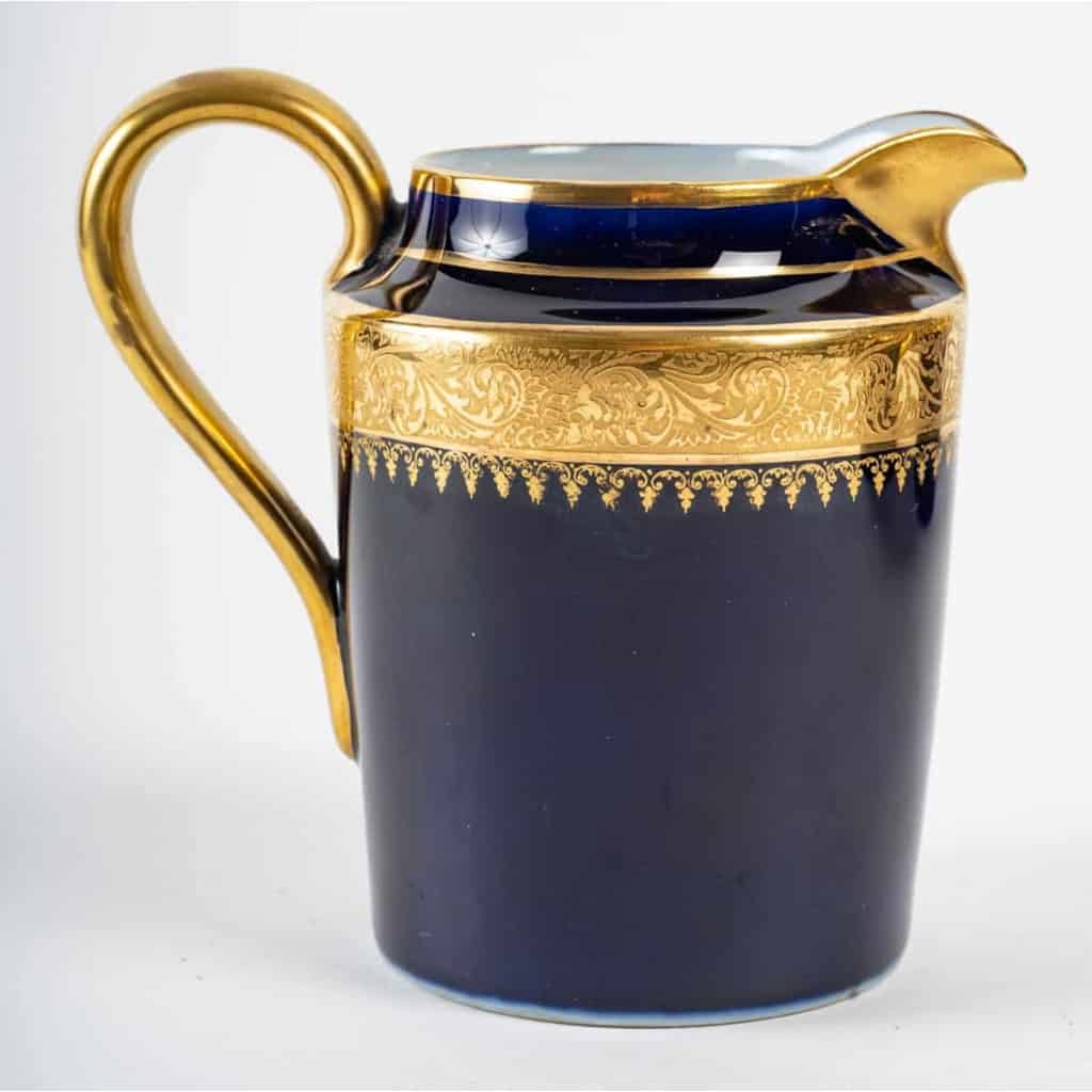 Service à café bleu de Sèvres à double incrustations, 1920 | Biron Service à café bleu de Sèvres à double incrustations, 1920