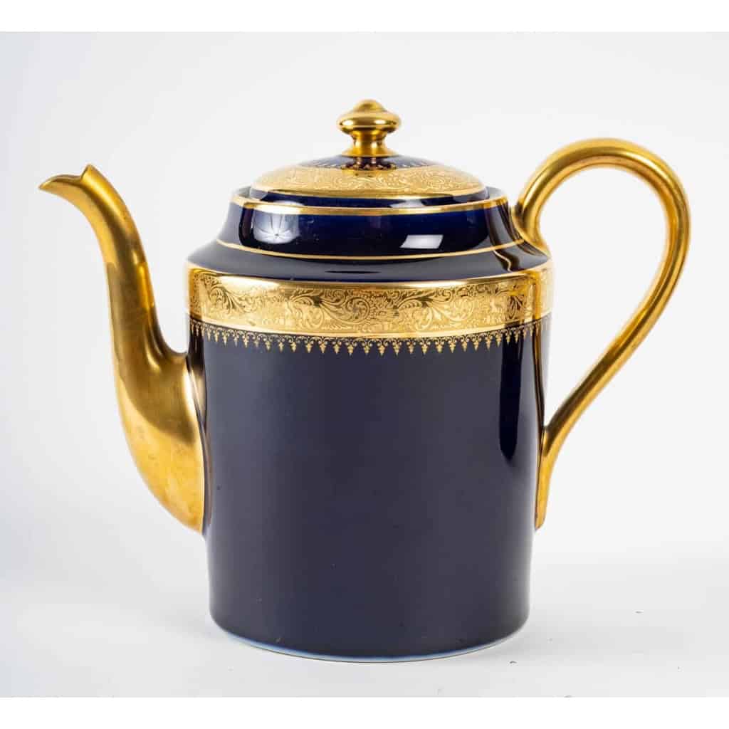Service à café bleu de Sèvres à double incrustations, 1920 | Biron Service à café bleu de Sèvres à double incrustations, 1920