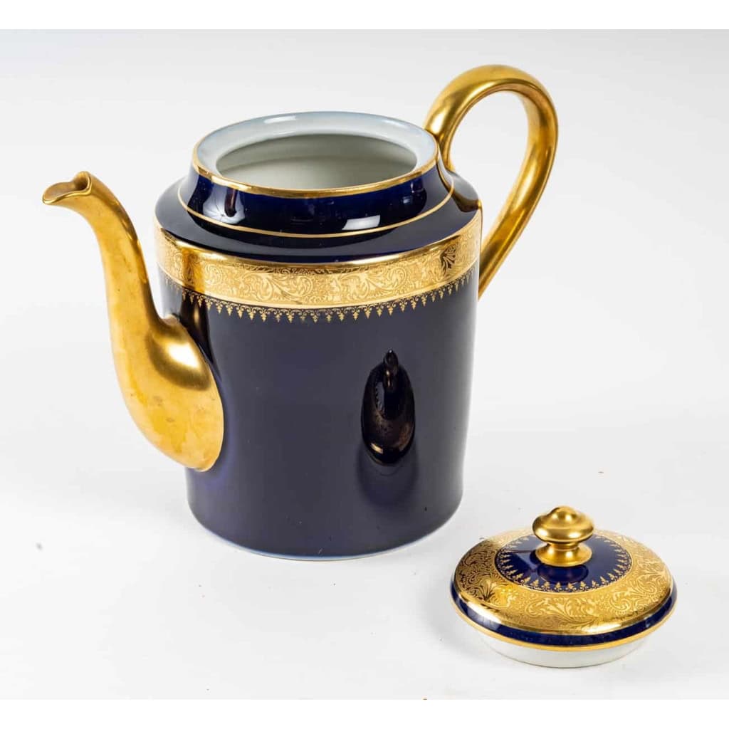 Service à café bleu de Sèvres à double incrustations, 1920 | Biron Service à café bleu de Sèvres à double incrustations, 1920