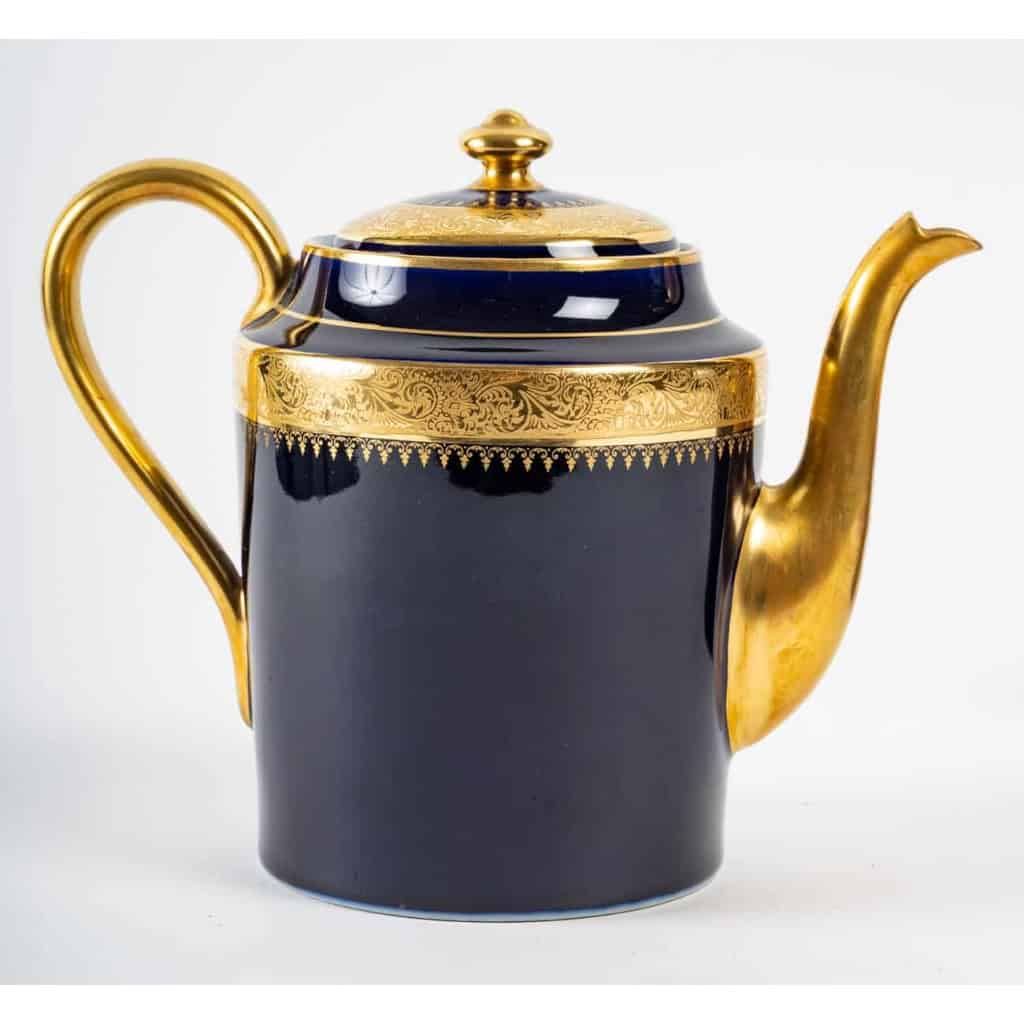 Service à café bleu de Sèvres à double incrustations, 1920 | Biron Service à café bleu de Sèvres à double incrustations, 1920