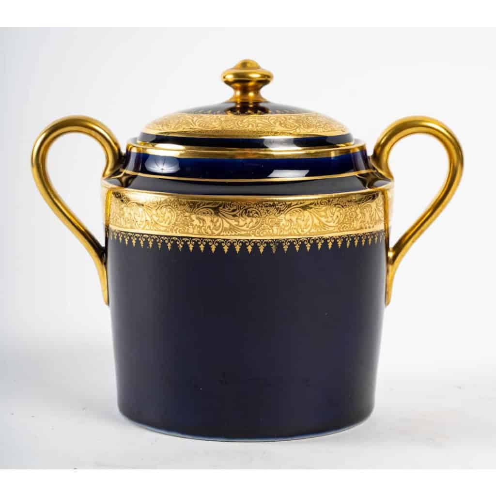 Service à café bleu de Sèvres à double incrustations, 1920 | Biron Service à café bleu de Sèvres à double incrustations, 1920