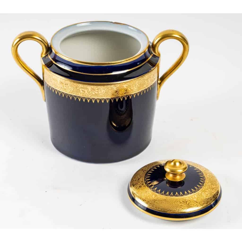 Service à café bleu de Sèvres à double incrustations, 1920 | Biron Service à café bleu de Sèvres à double incrustations, 1920