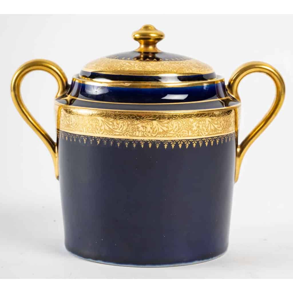 Service à café bleu de Sèvres à double incrustations, 1920 | Biron Service à café bleu de Sèvres à double incrustations, 1920