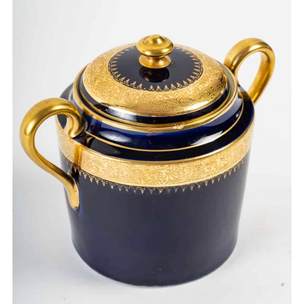 Service à café bleu de Sèvres à double incrustations, 1920 | Biron Service à café bleu de Sèvres à double incrustations, 1920