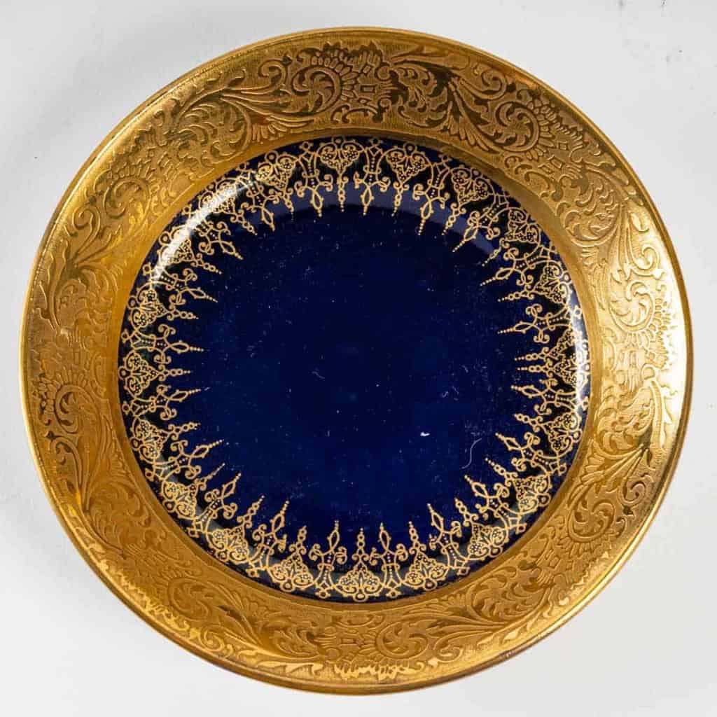 Service à café bleu de Sèvres à double incrustations, 1920 | Biron Service à café bleu de Sèvres à double incrustations, 1920