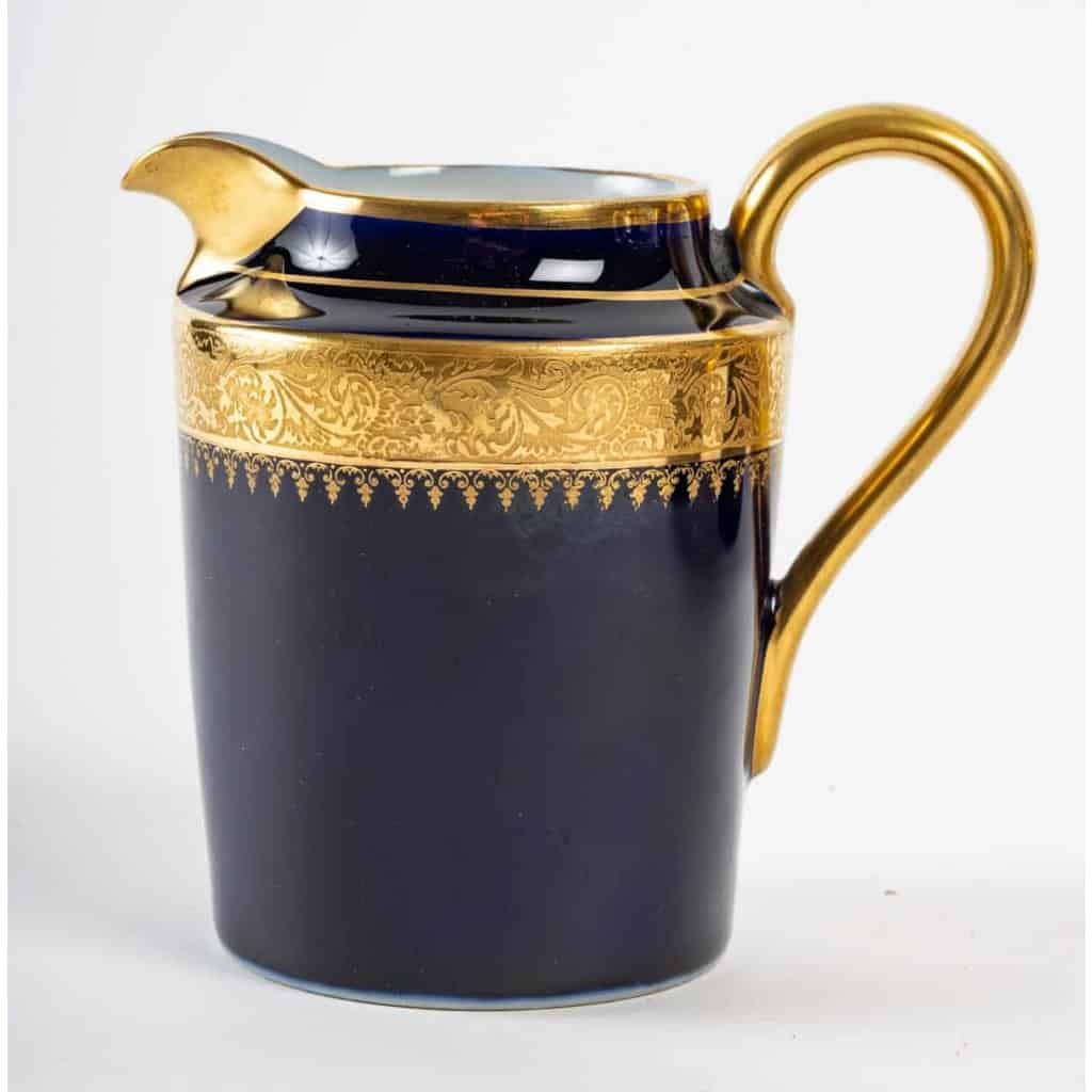 Service à café bleu de Sèvres à double incrustations, 1920 | Biron Service à café bleu de Sèvres à double incrustations, 1920