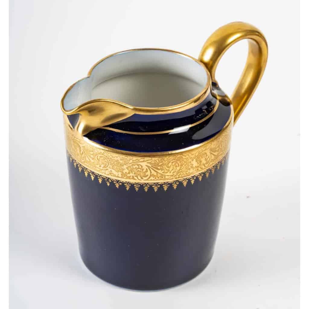 Service à café bleu de Sèvres à double incrustations, 1920 | Biron Service à café bleu de Sèvres à double incrustations, 1920