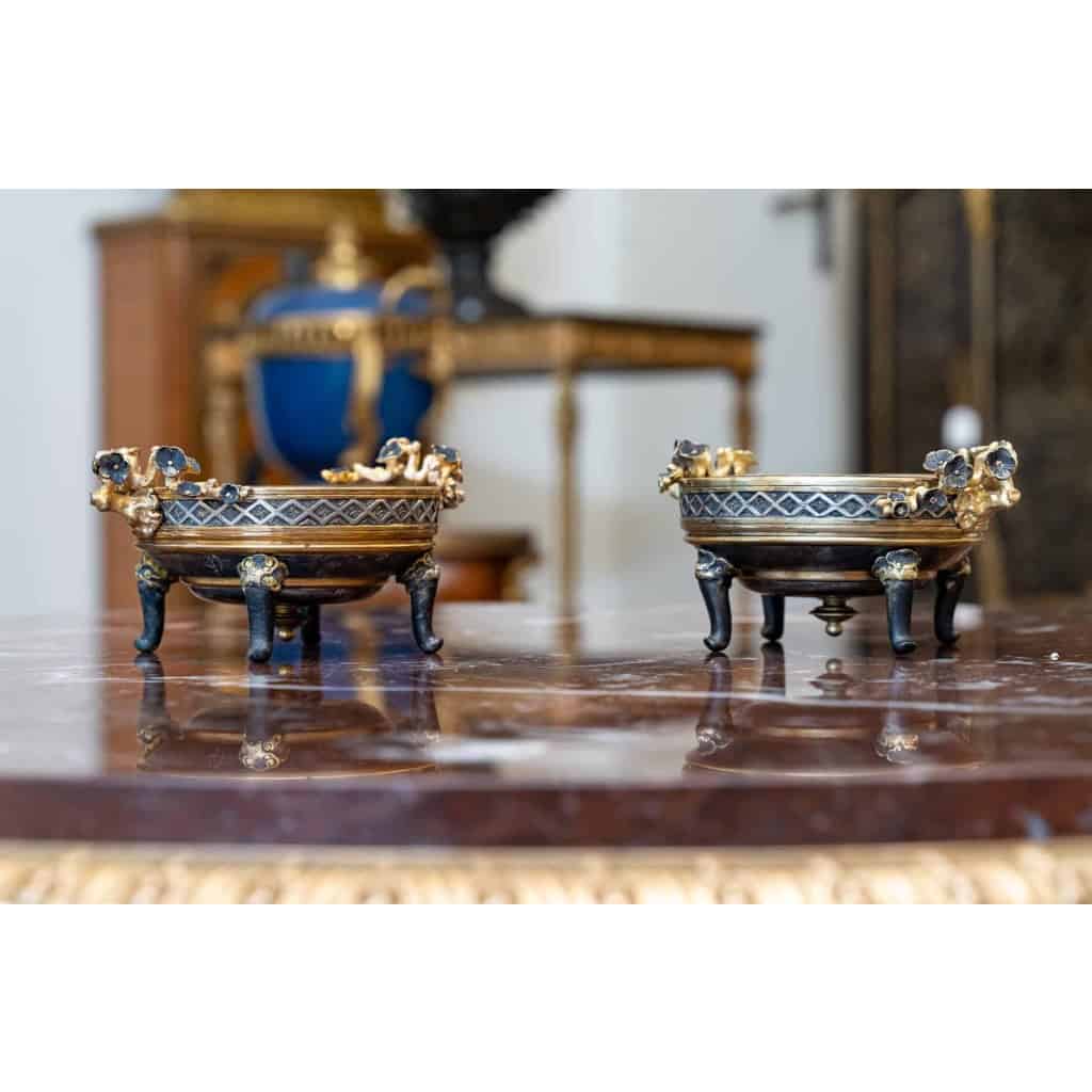 Paire de petites coupes en bronze doré, argenté et patiné dans le goût de Lievre