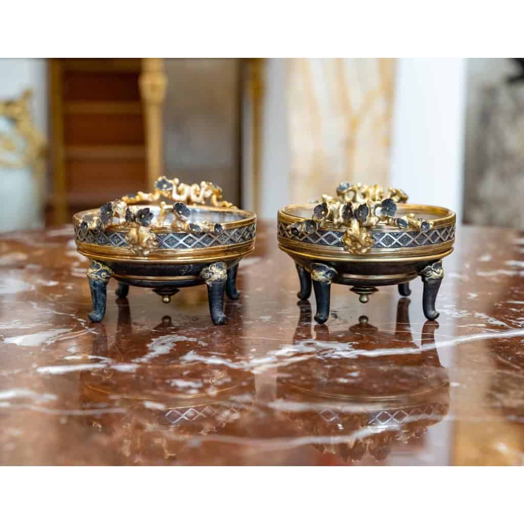 Paire de petites coupes en bronze doré, argenté et patiné dans le goût de Lievre