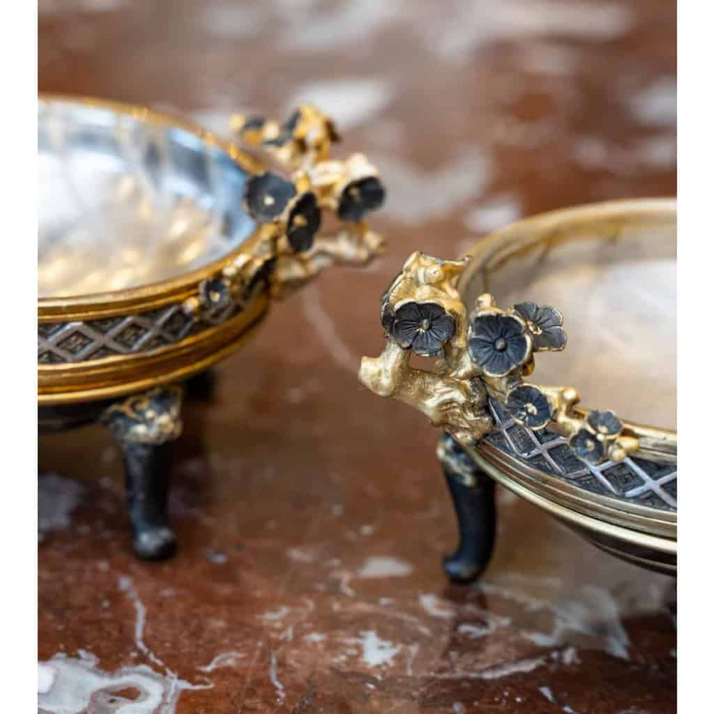 Paire de petites coupes en bronze doré, argenté et patiné dans le goût de Lievre