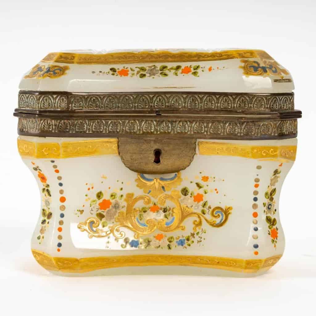 Rare coffre en opaline blanche émaillé (1840-1860) | Biron ||||||||