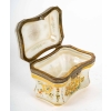 Rare coffre en opaline blanche émaillé (1840-1860) | Biron Rare coffre en opaline blanche émaillé (1840-1860)